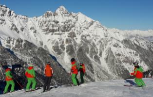 Skigruppe inn den Dolomiten