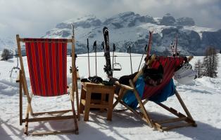 Schneesportler*in im Liegestuhl