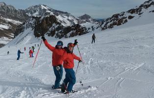 lachende Skifahrer